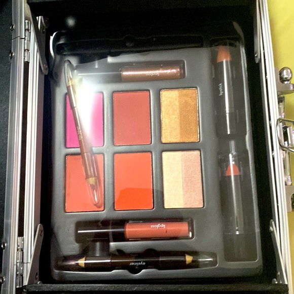 Makeup Kit - Picture 2 of 5